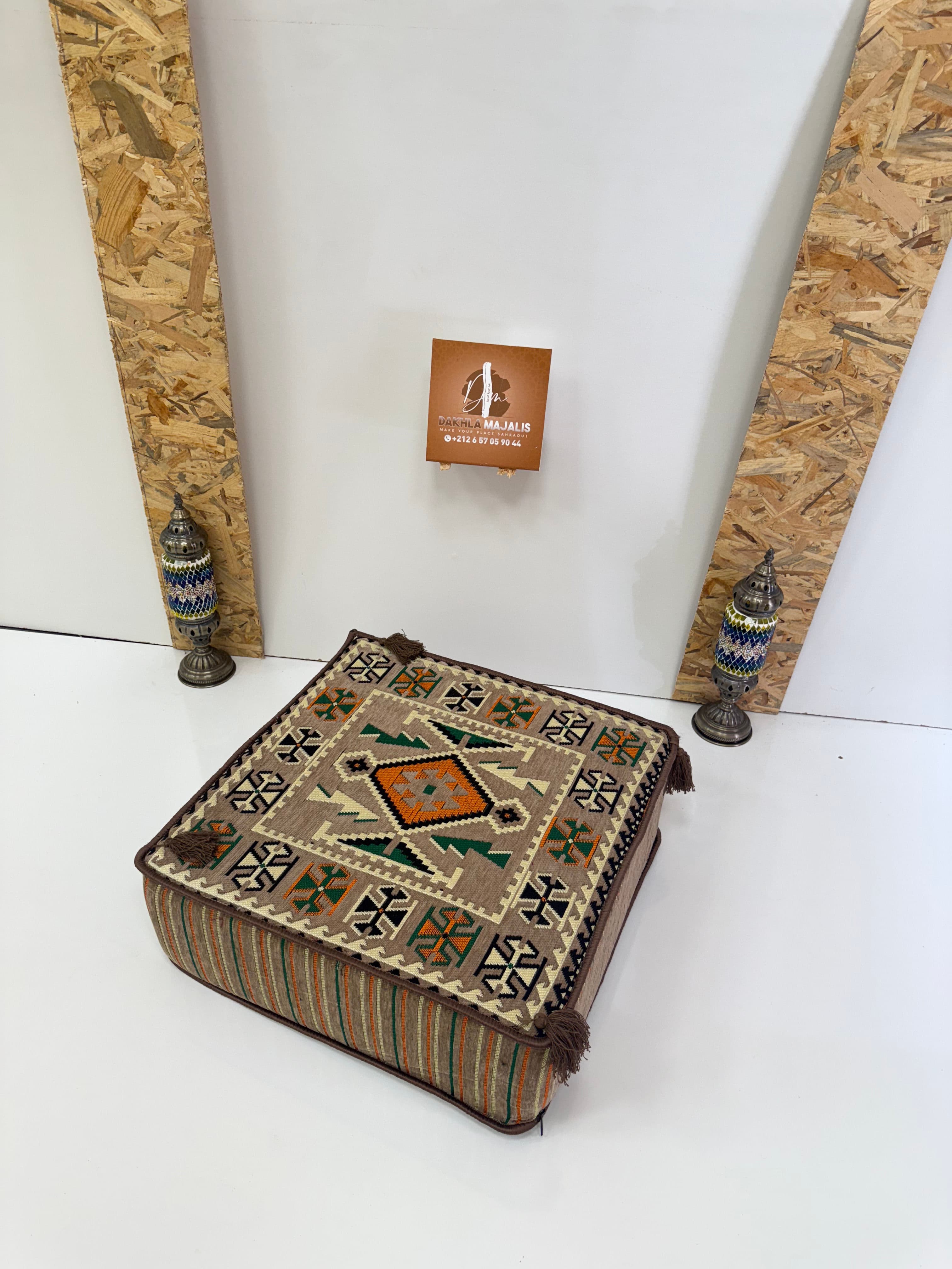 بوف تقليدي باللون البيج 60x60x20cm 1