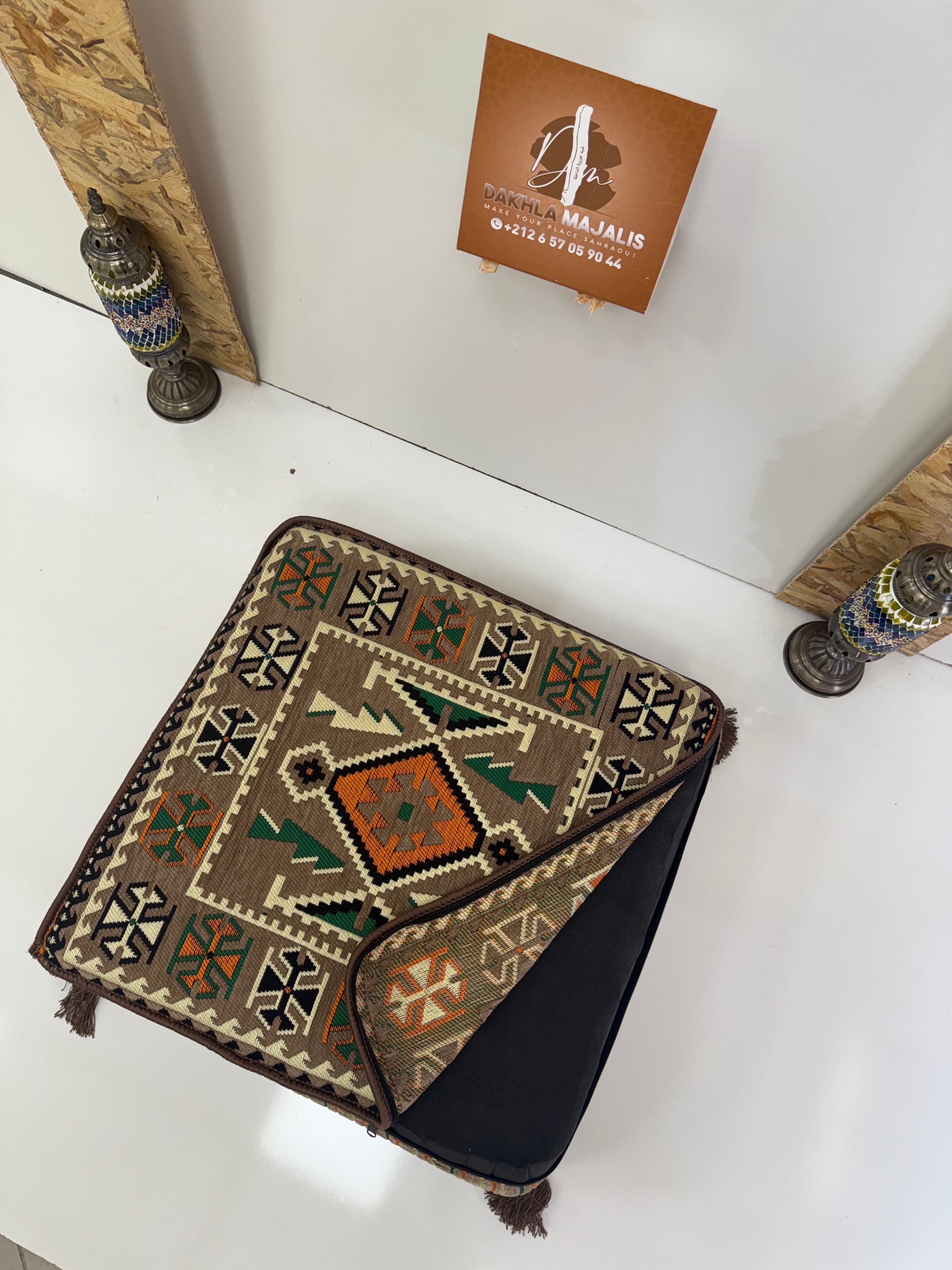 بوف تقليدي باللون البيج 60x60x20cm 2