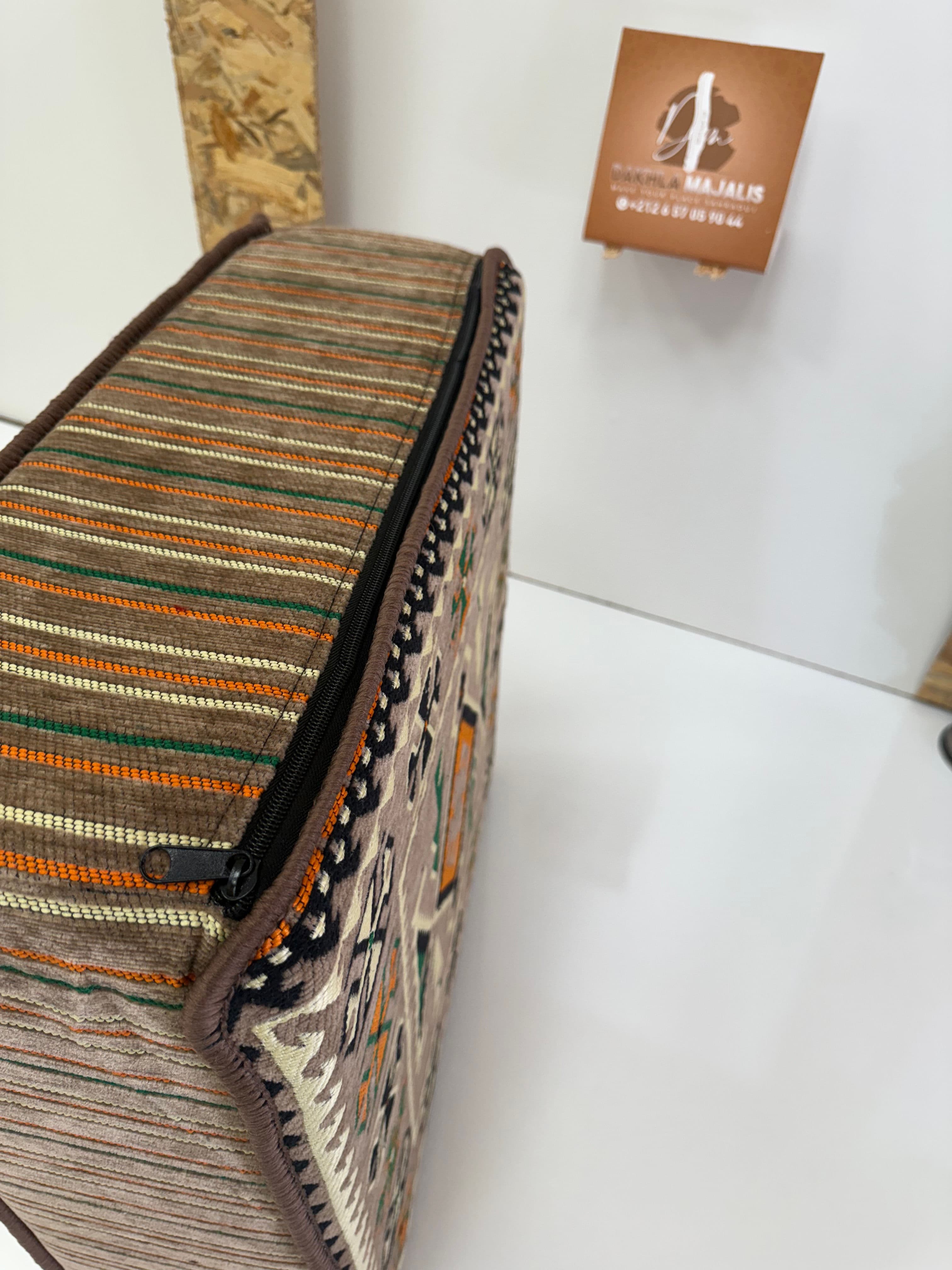 بوف تقليدي باللون البيج 60x60x20cm 3