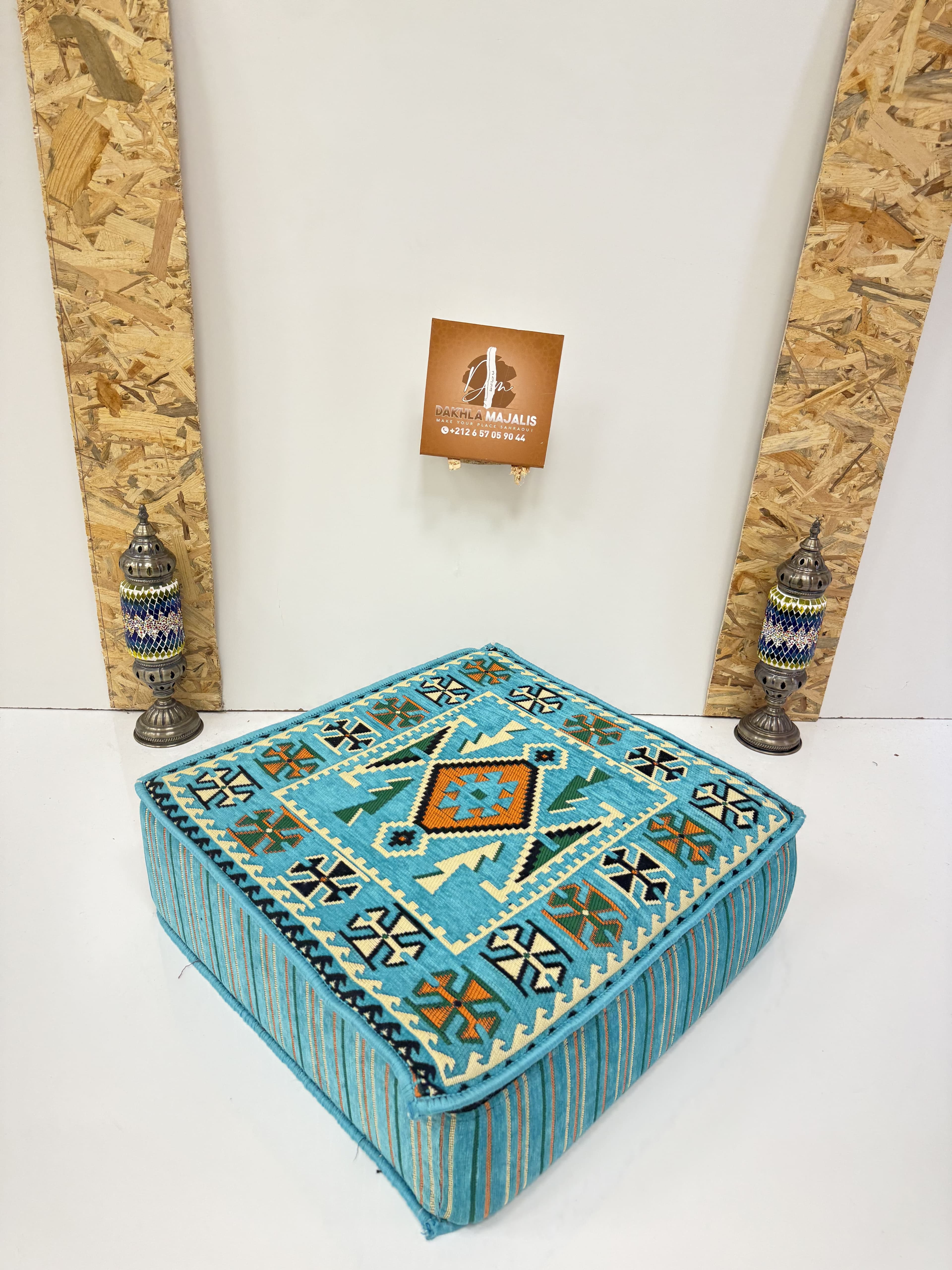 بوف تقليدي باللون فيروزي 60x60x20cm 1