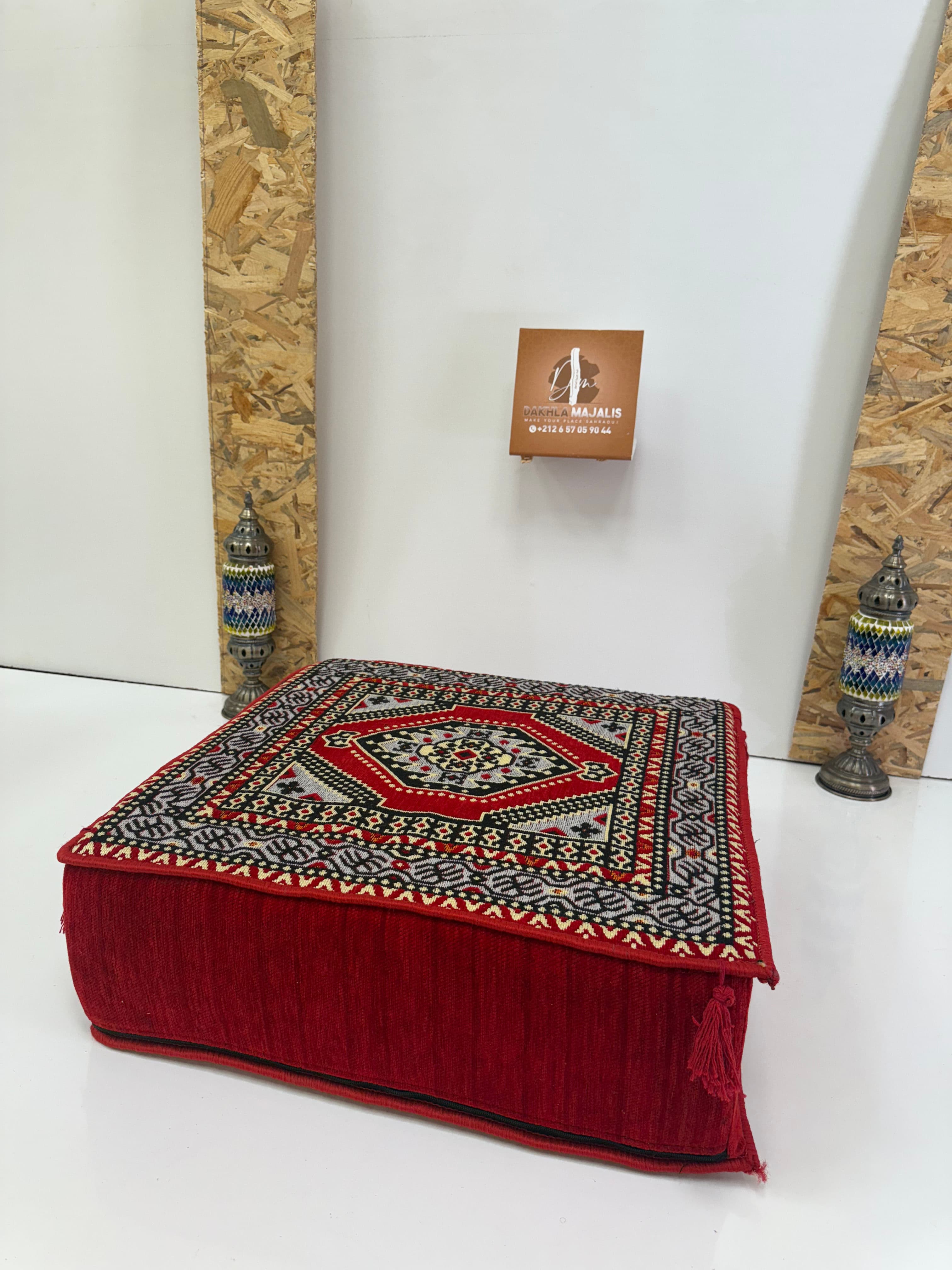 بوف تقليدي باللون أحمر 60x60x20cm 4