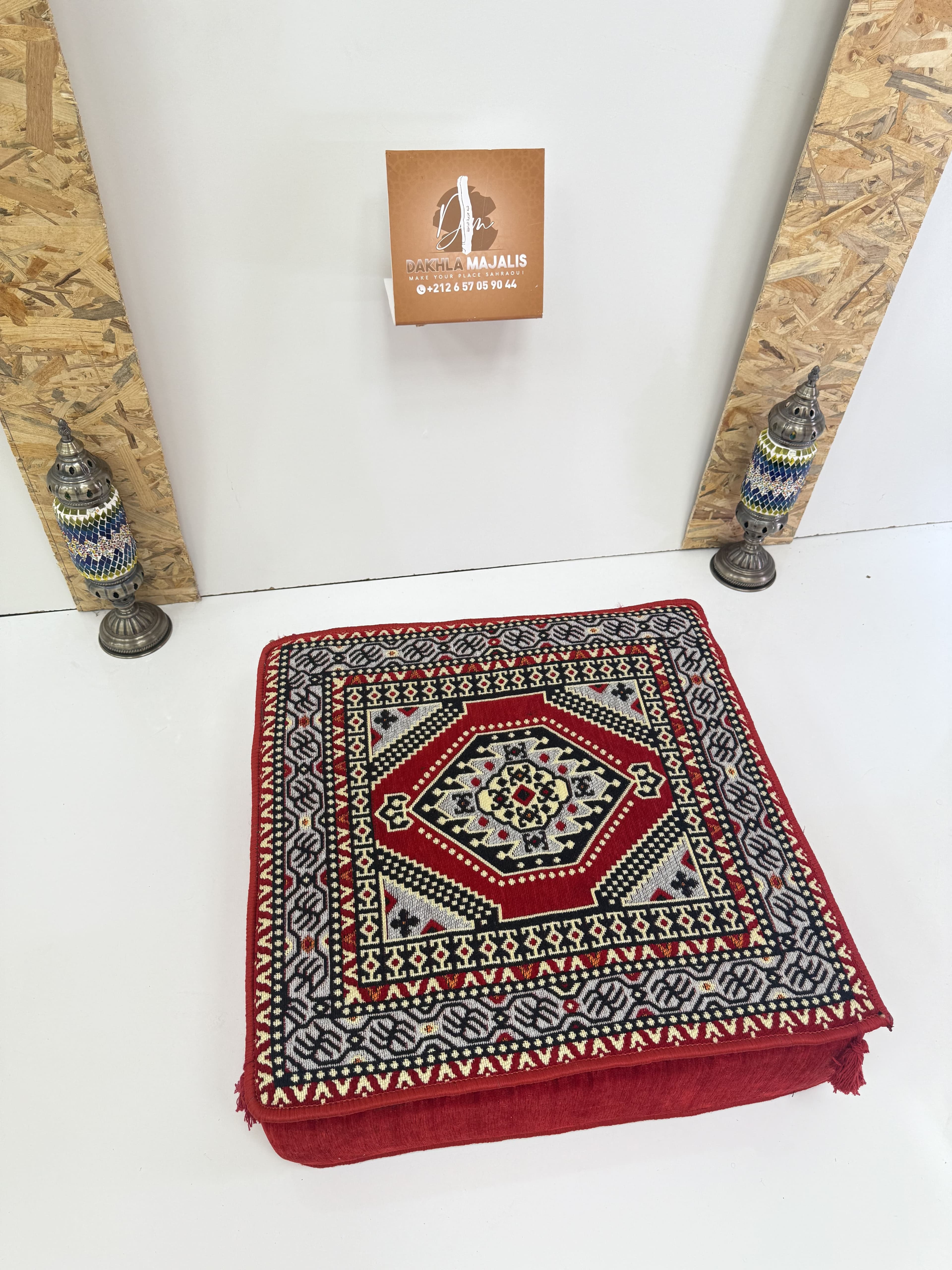 بوف تقليدي باللون أحمر 60x60x20cm 1