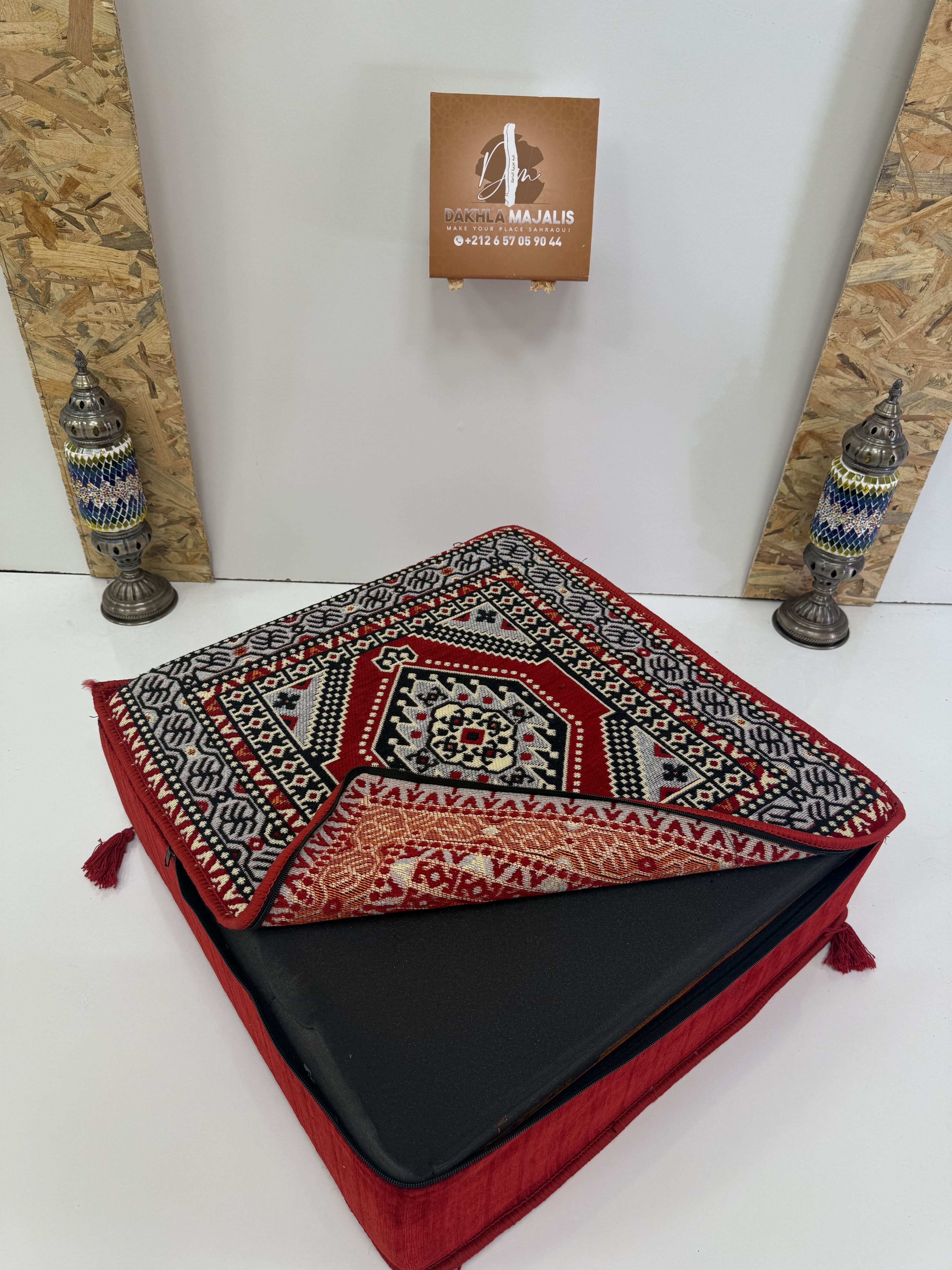 بوف تقليدي باللون أحمر 60x60x20cm 5