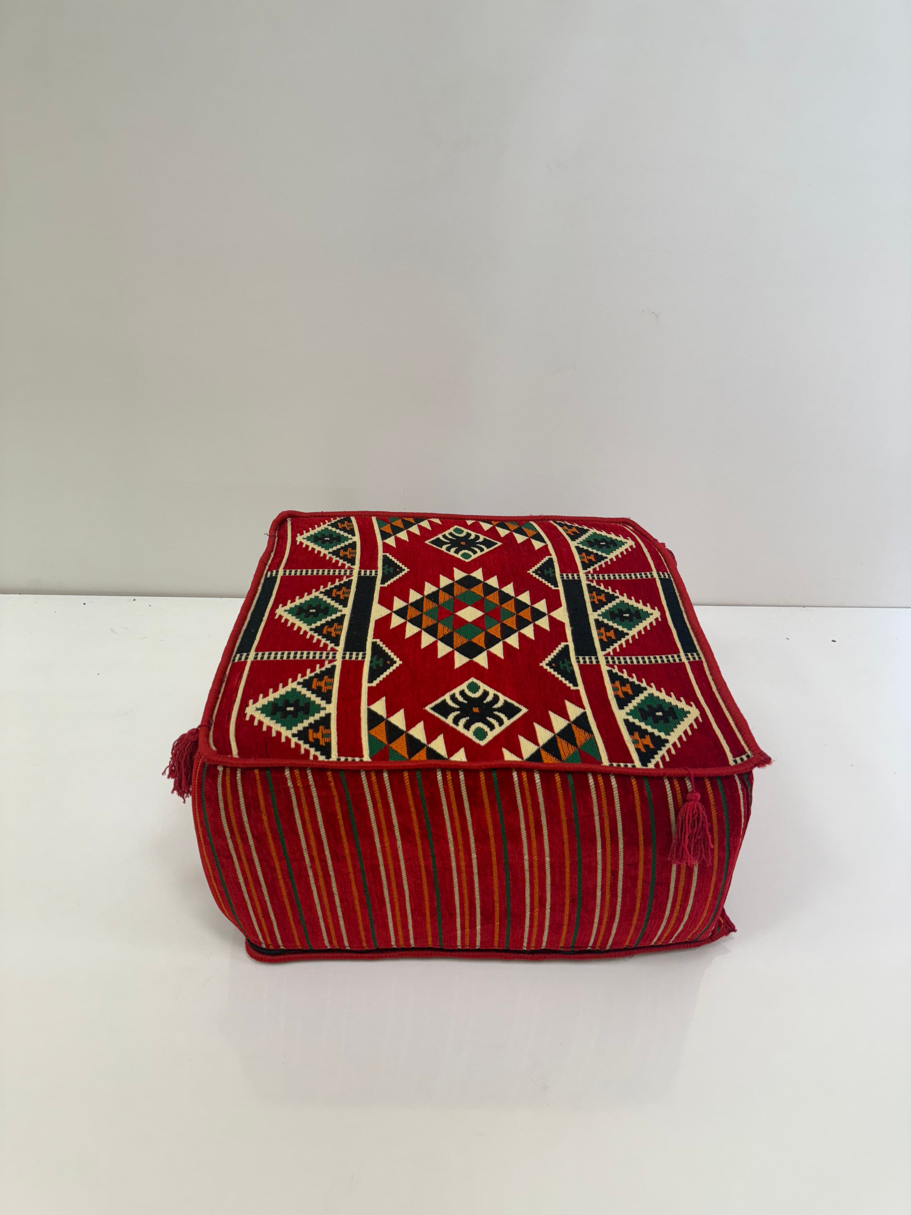بوف تقليدي باللون أحمر 60x60x30cm 1