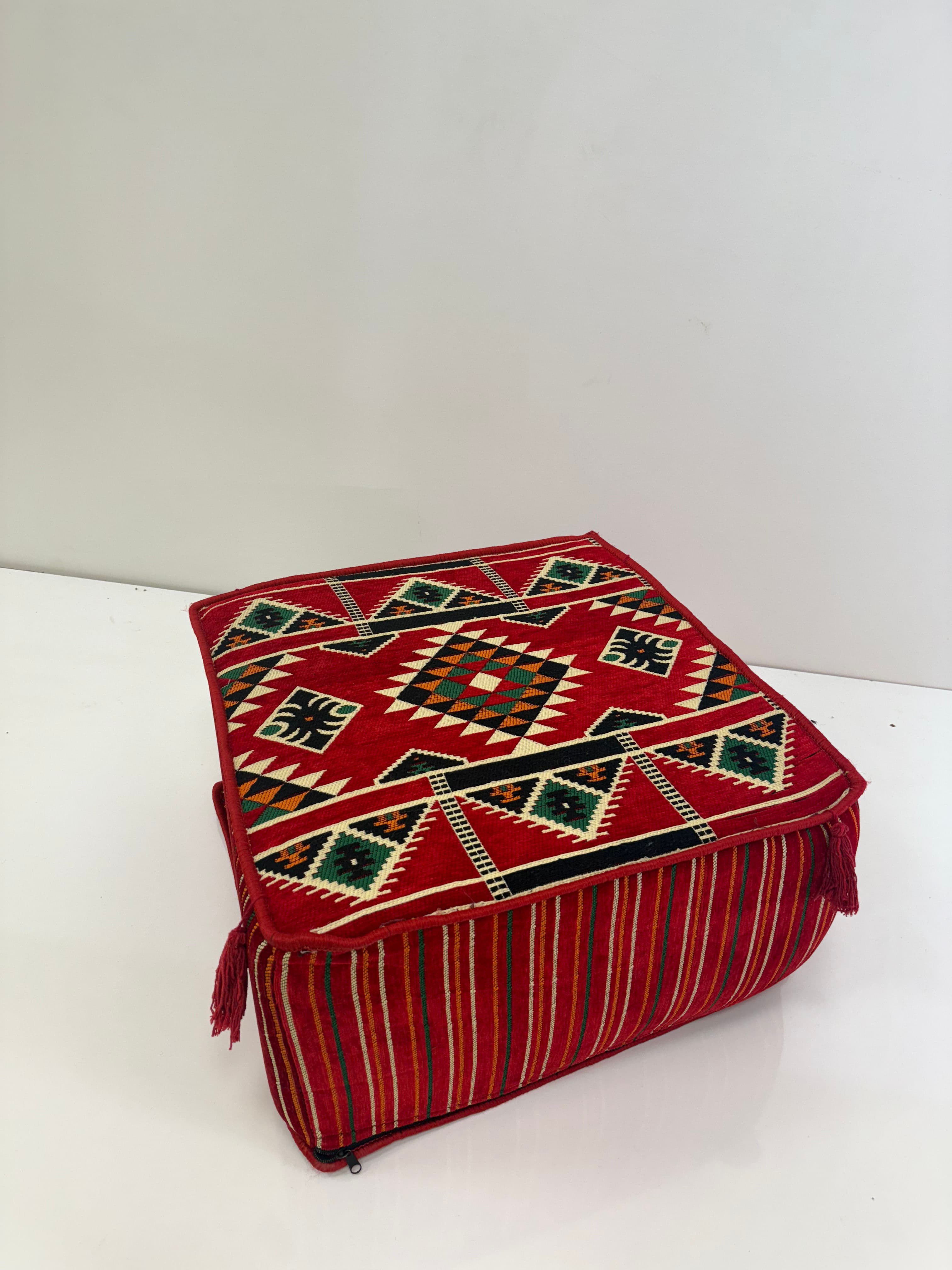 بوف تقليدي باللون أحمر 60x60x30cm 2