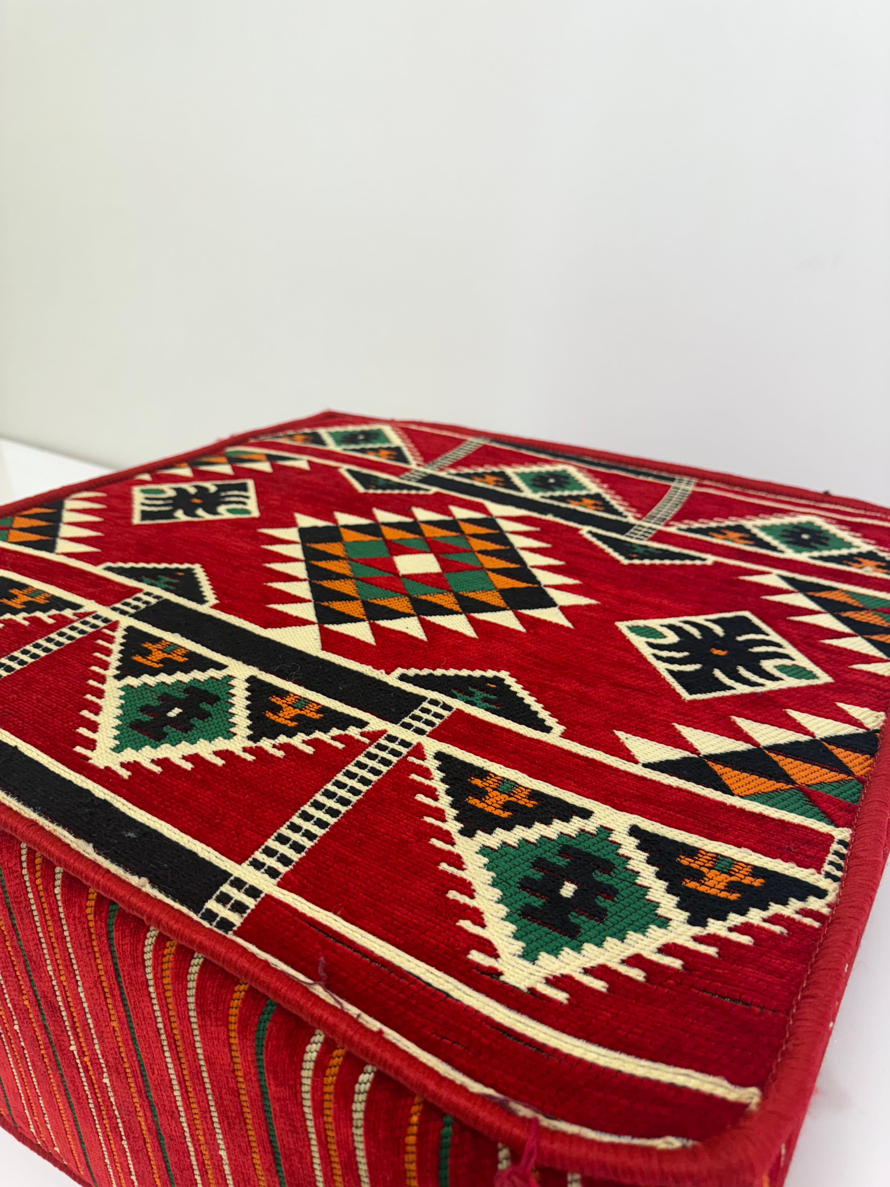 بوف تقليدي باللون أحمر 60x60x30cm 3