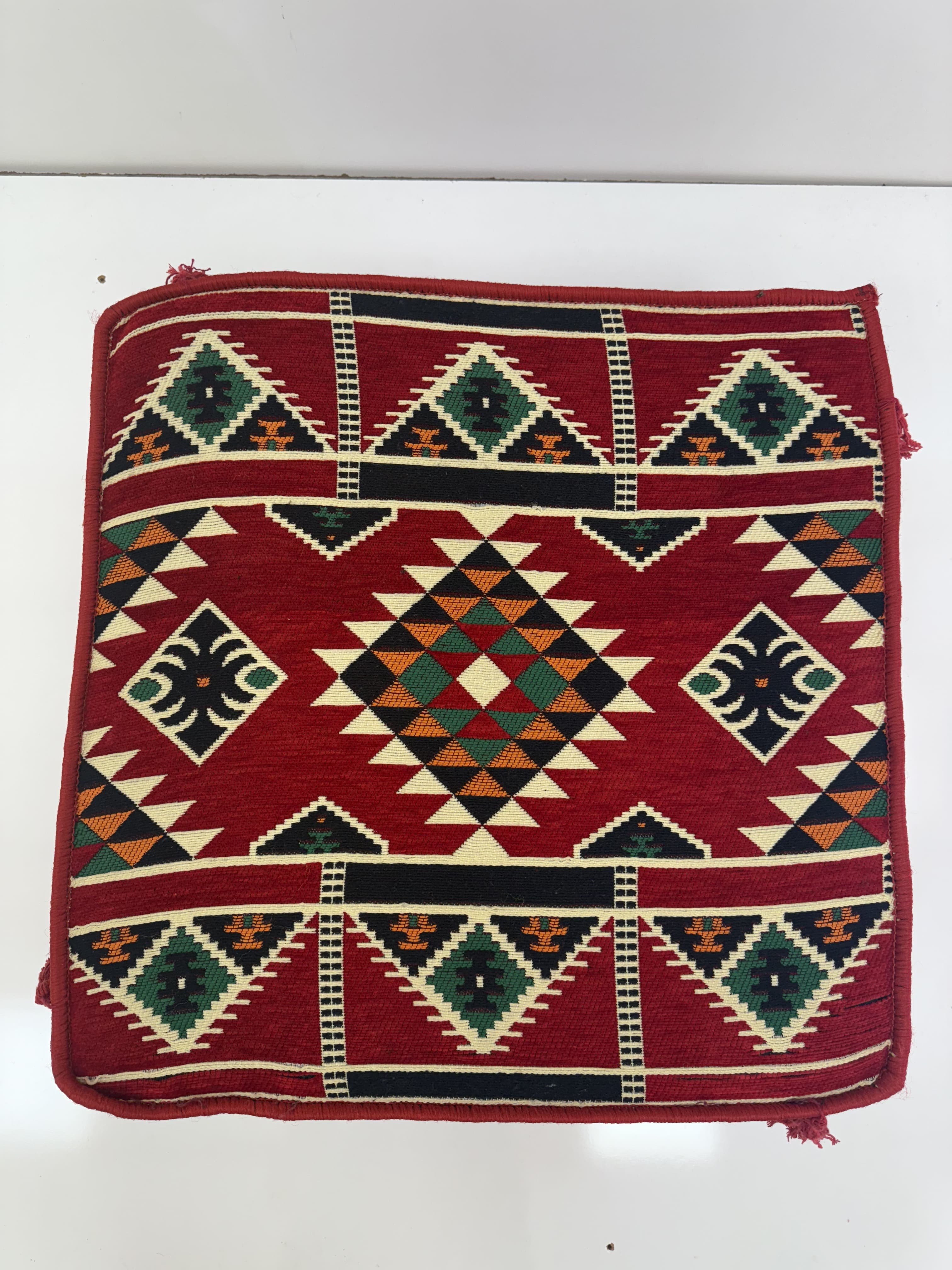 بوف تقليدي باللون أحمر 60x60x30cm 5