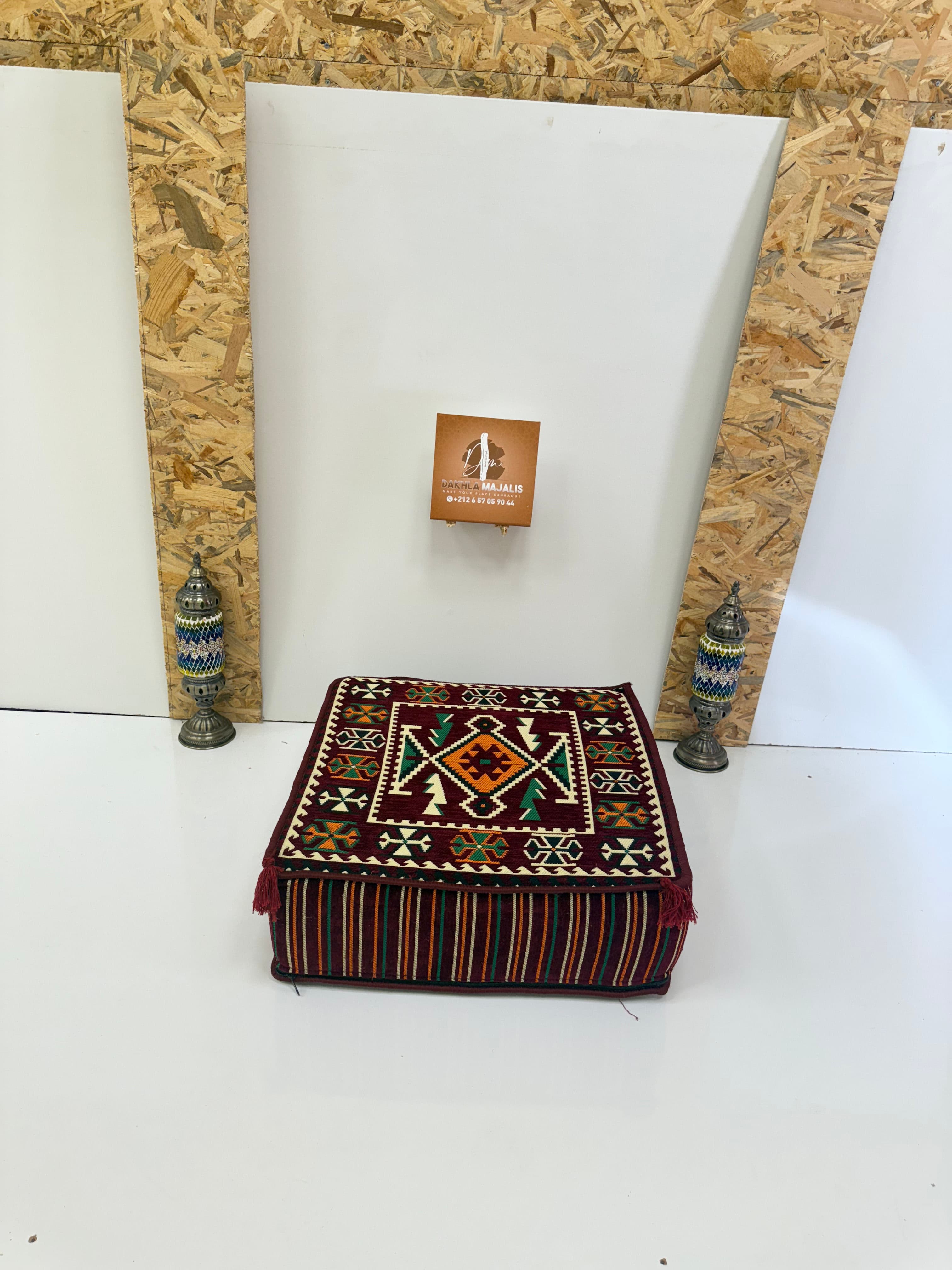 بوف تقليدي باللون ݣرونة 60x60x20cm 3