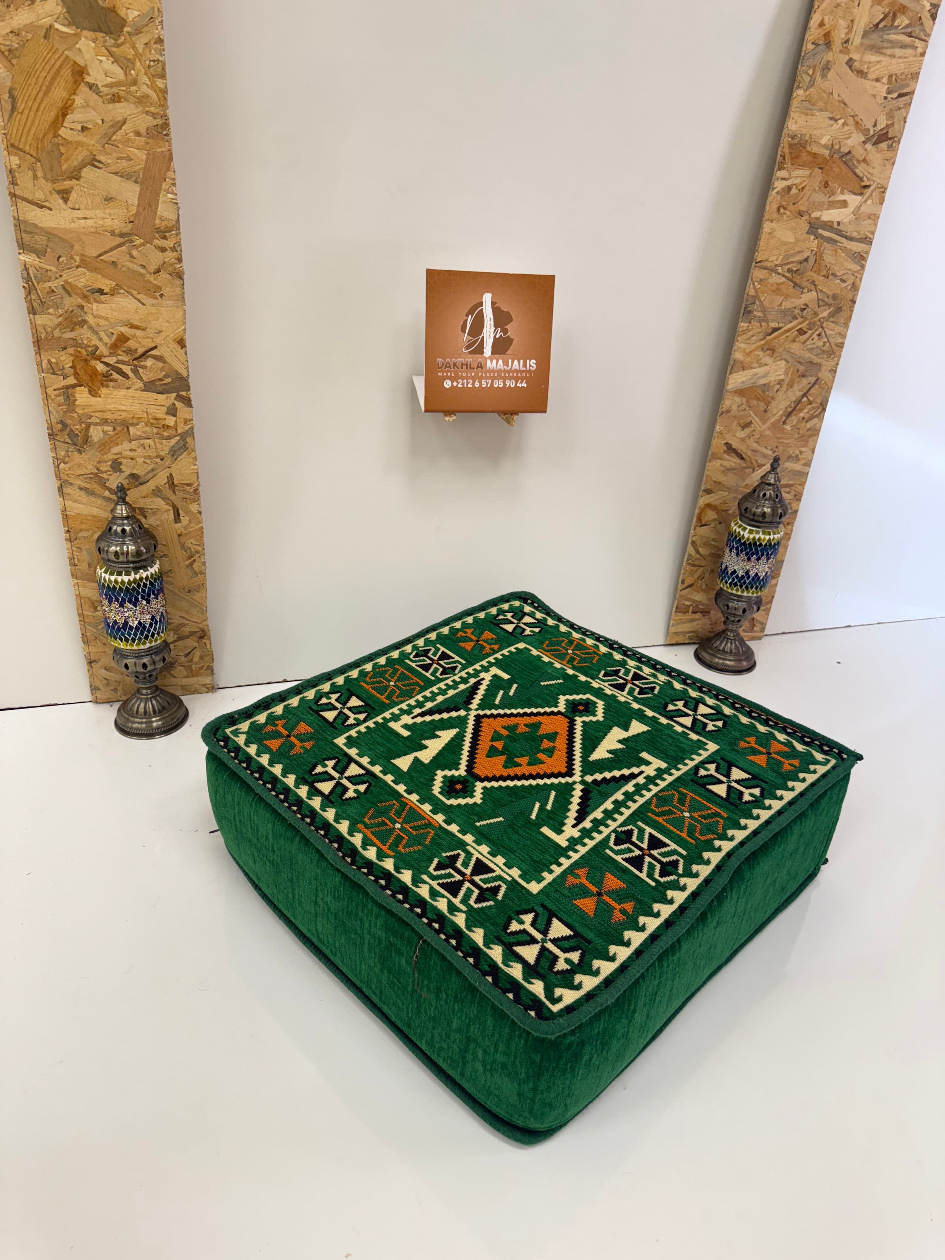 بوف تقليدي باللون أخضر 60x60x20cm 1