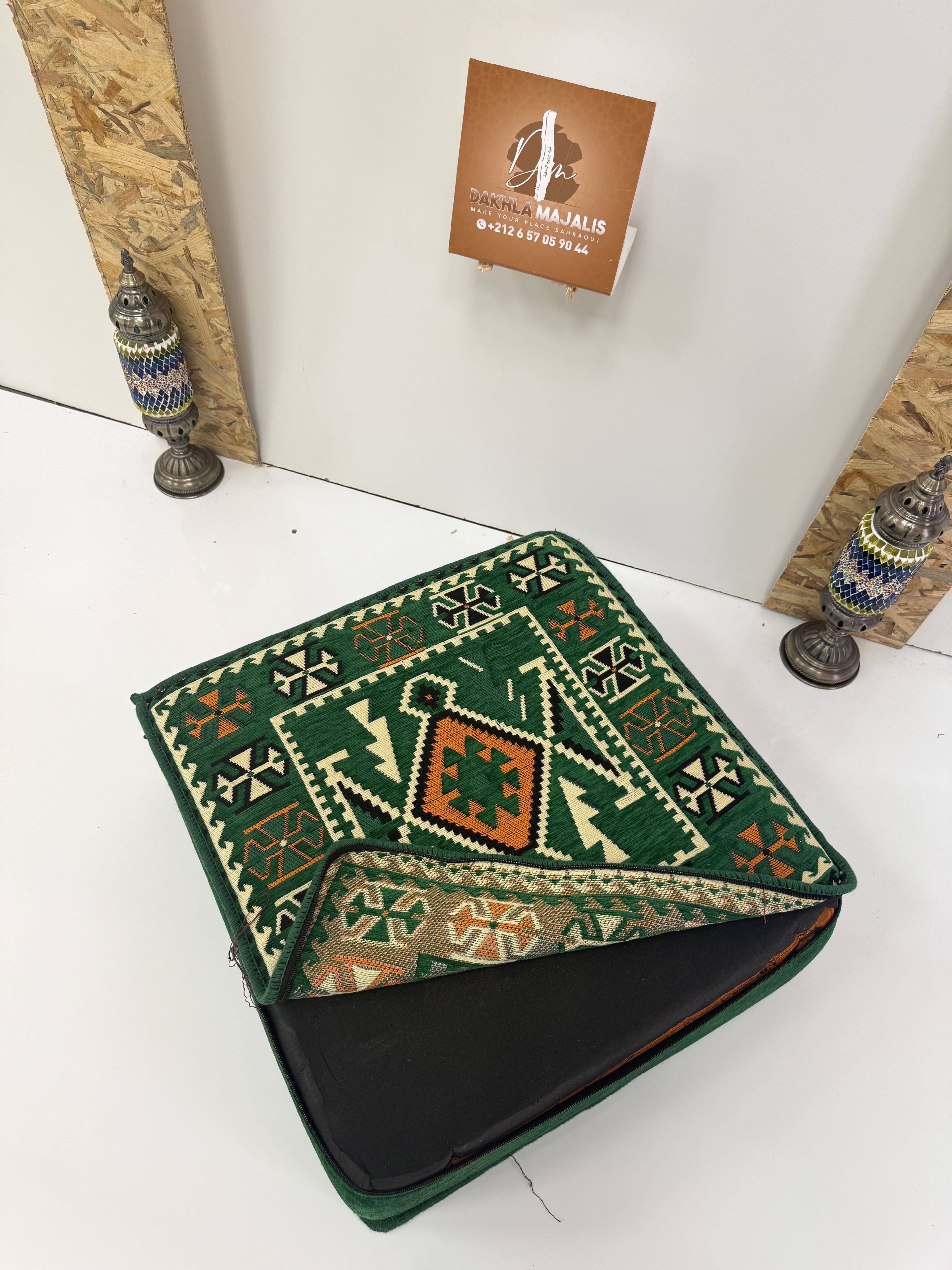 بوف تقليدي باللون أخضر 60x60x20cm 3