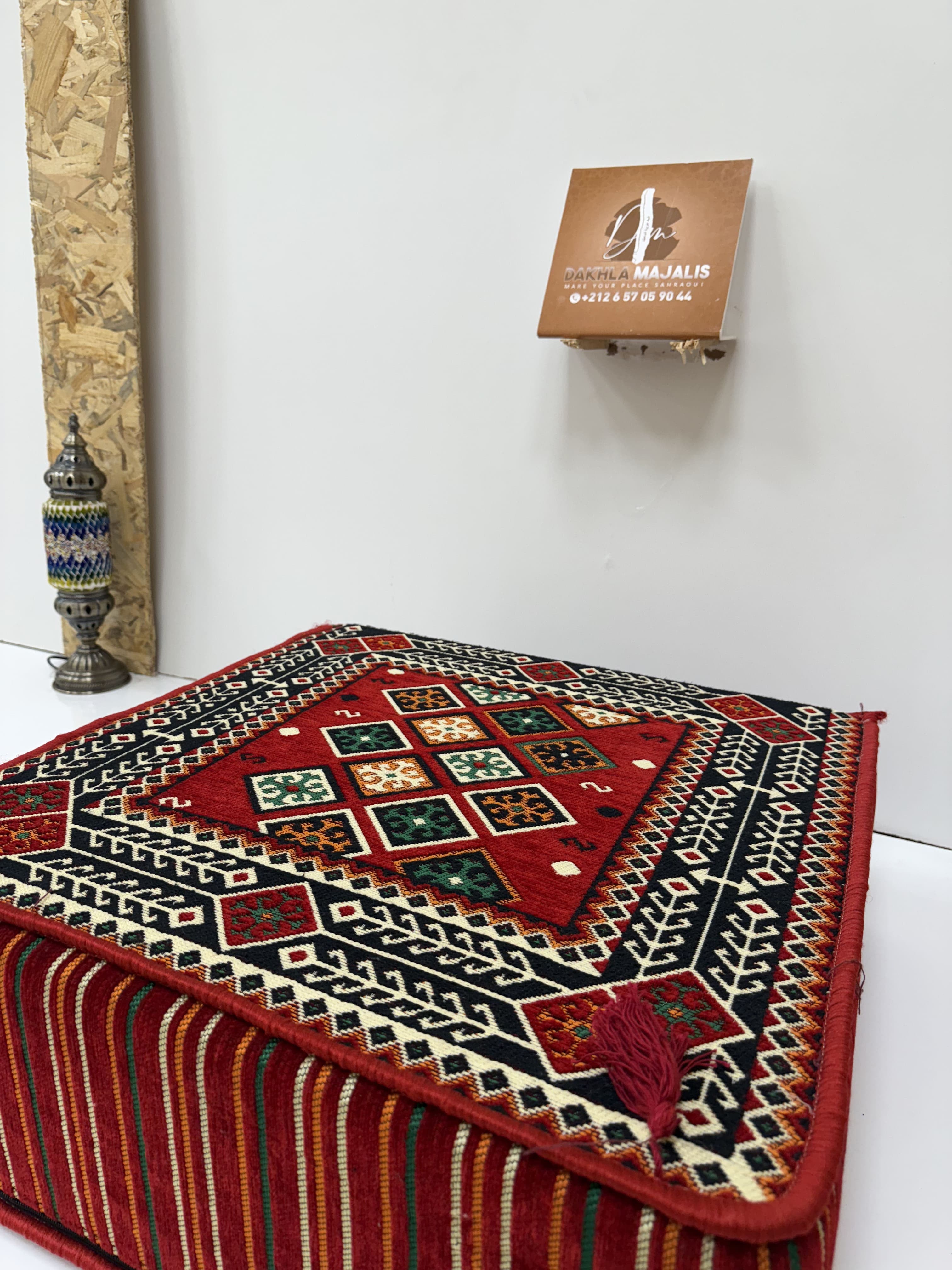 بوف تقليدي باللون أحمر 60x60x20cm 3