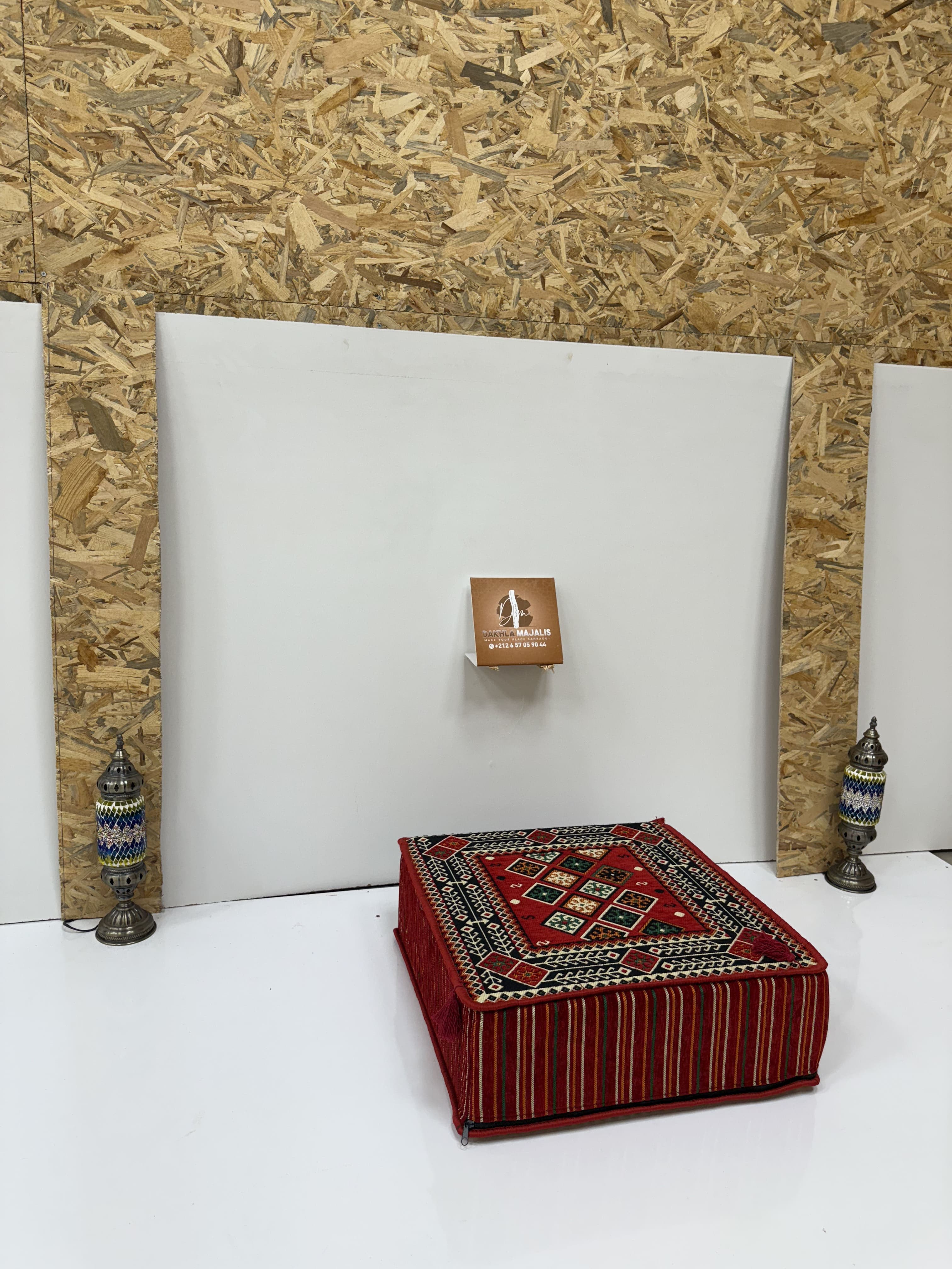 بوف تقليدي باللون أحمر 60x60x20cm 4