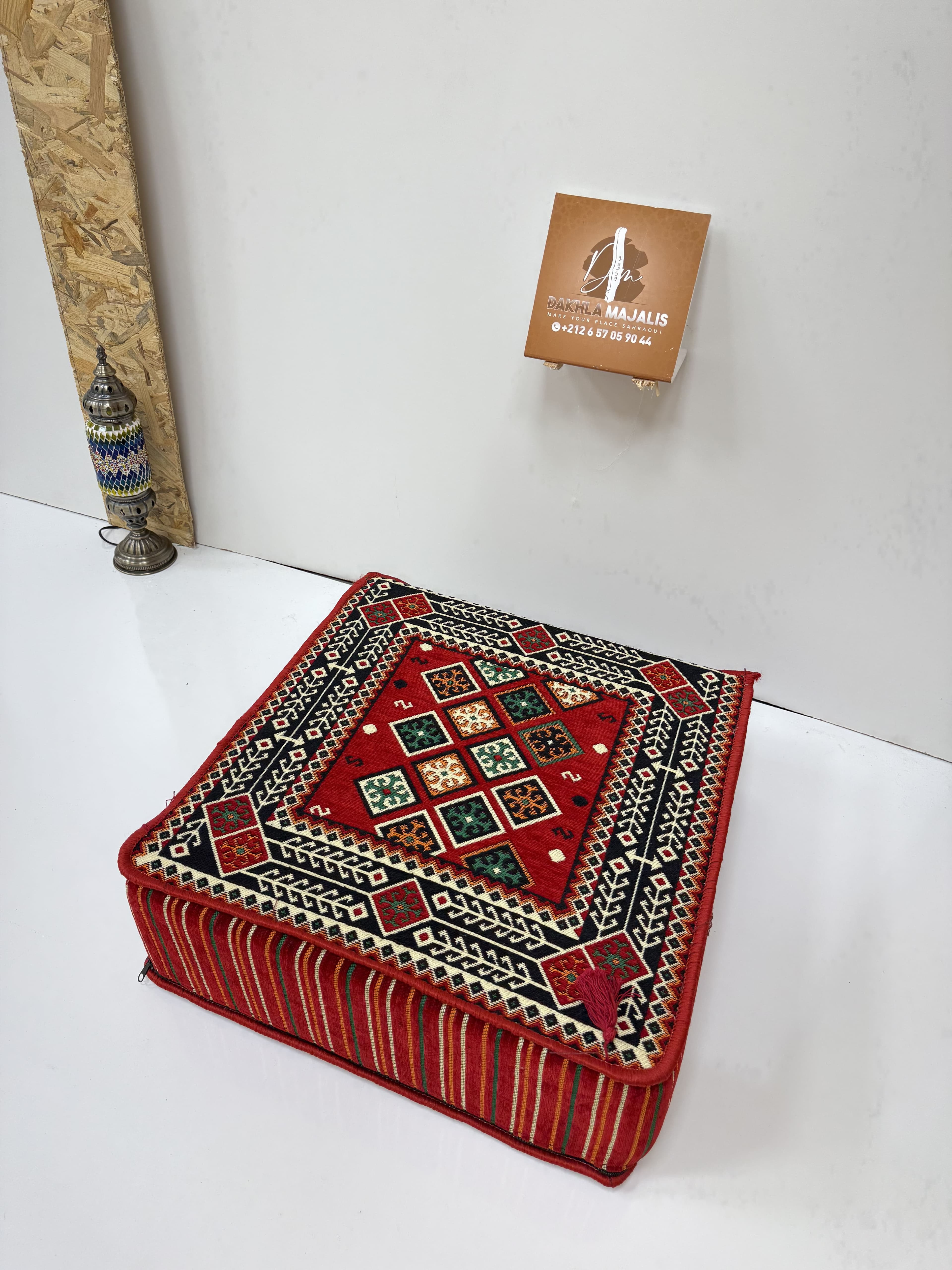 بوف تقليدي باللون أحمر 60x60x20cm 2