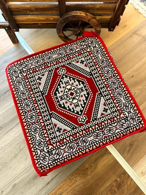 بوف تقليدي باللون أحمر 60x60x20cm 6
