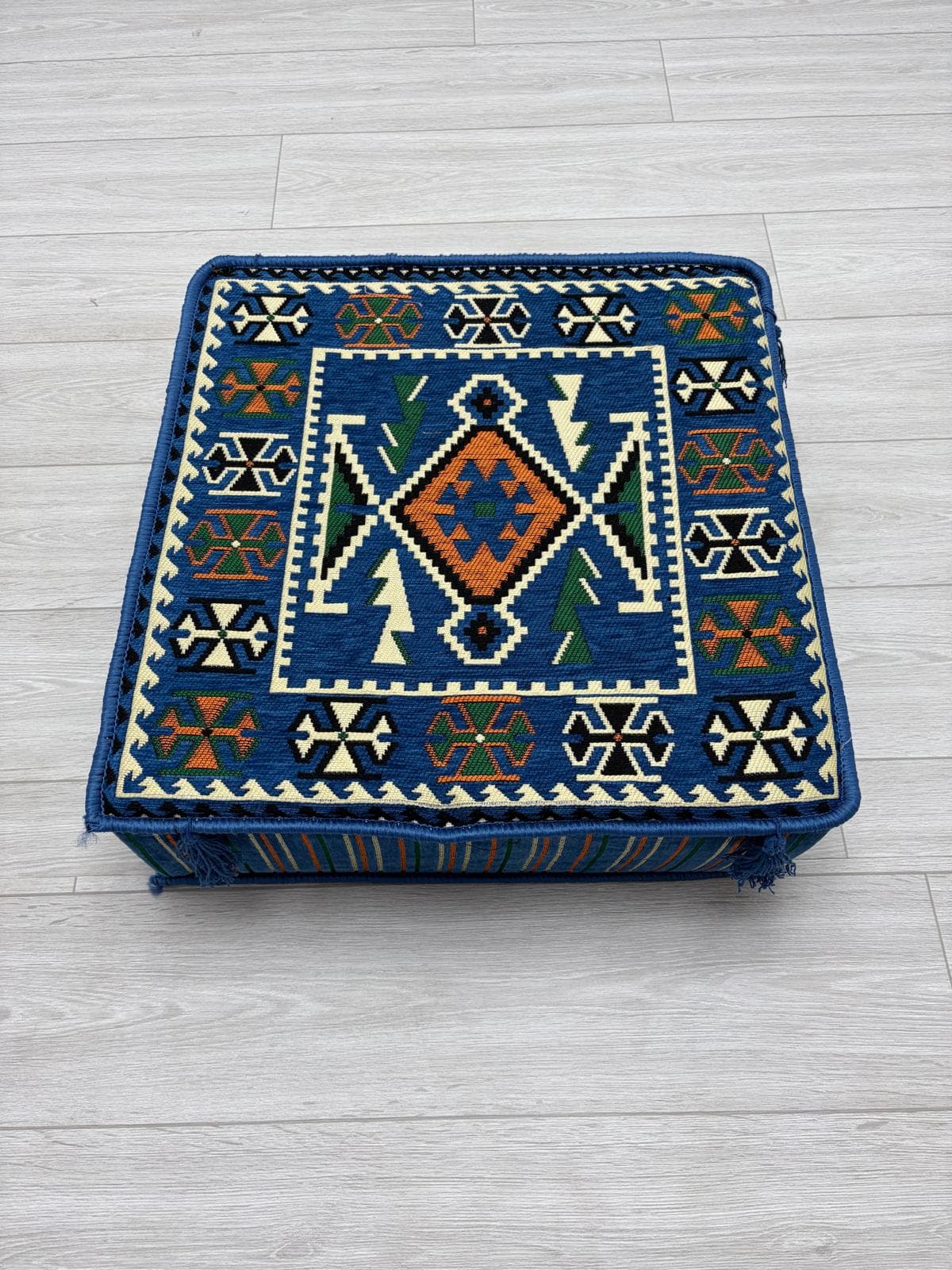 بوف تقليدي باللون أزرق 60x60x20cm 2