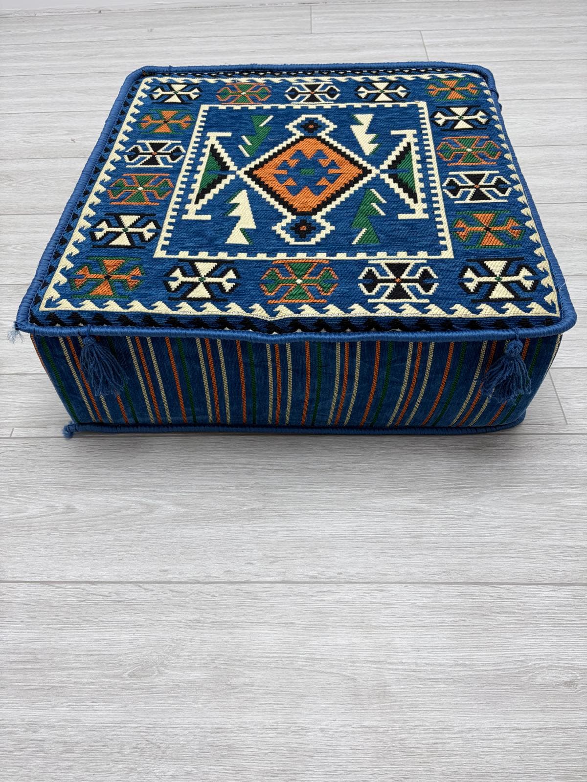 بوف تقليدي باللون أزرق 60x60x20cm 3
