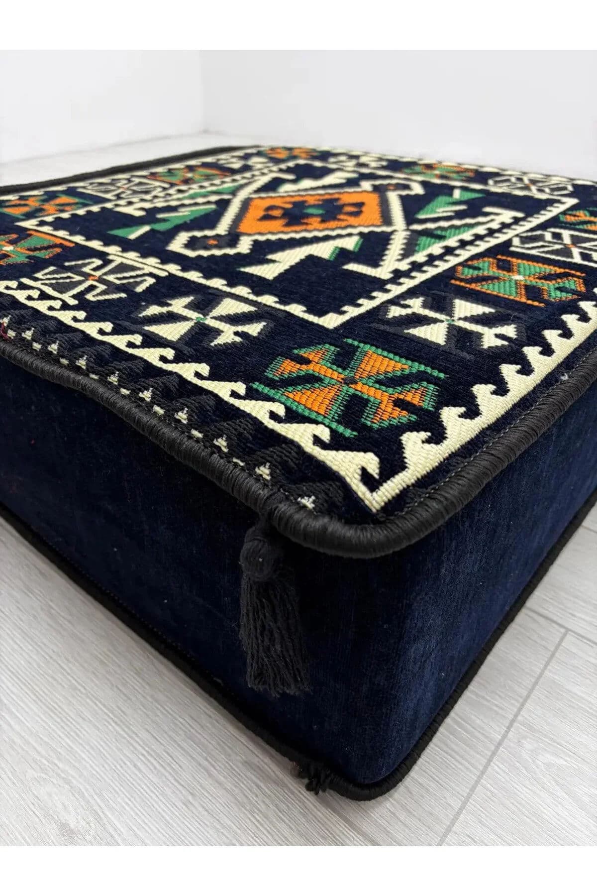 بوف تقليدي باللون أزرق داكن 60x60x20cm 2