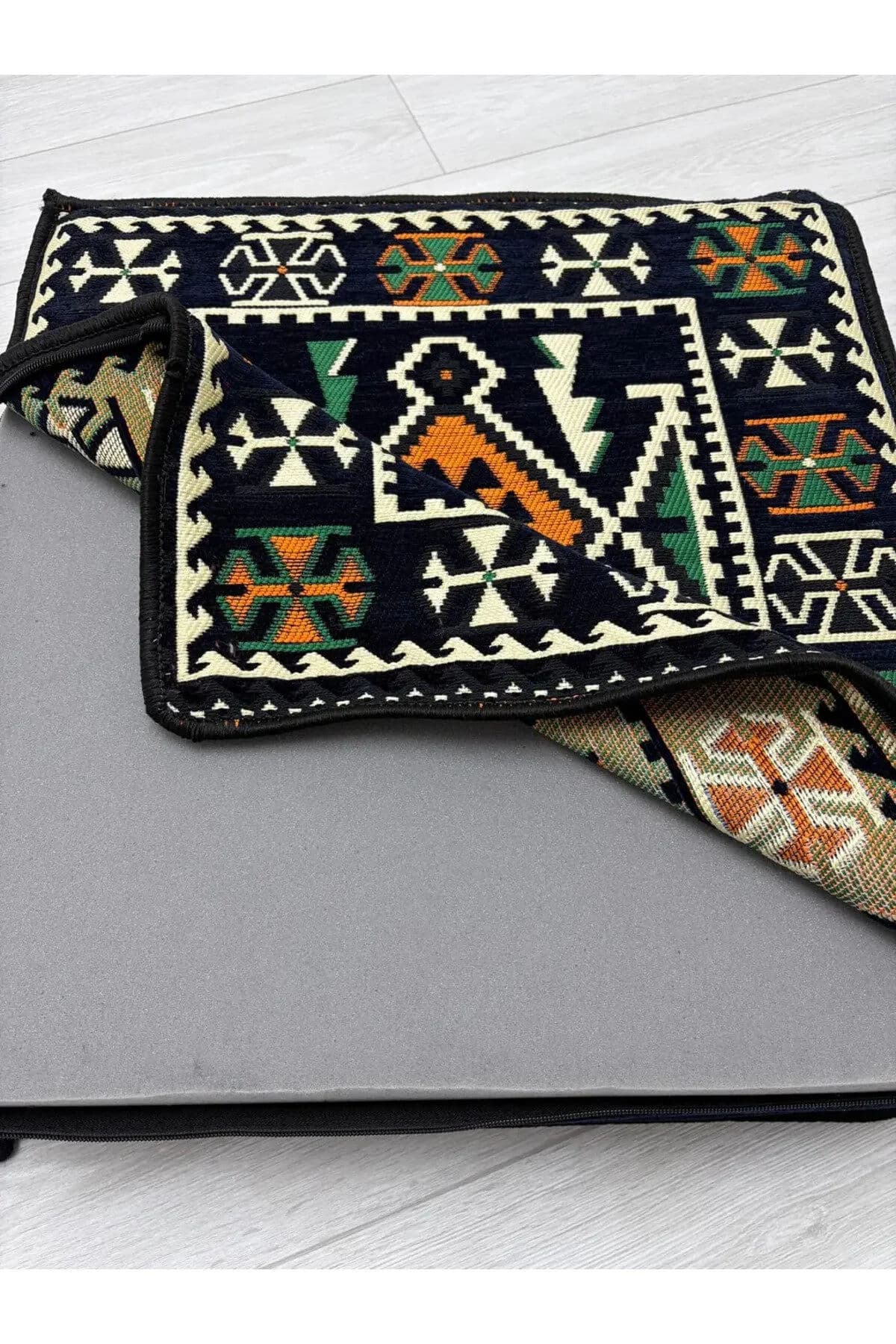 بوف تقليدي باللون أزرق داكن 60x60x20cm 4