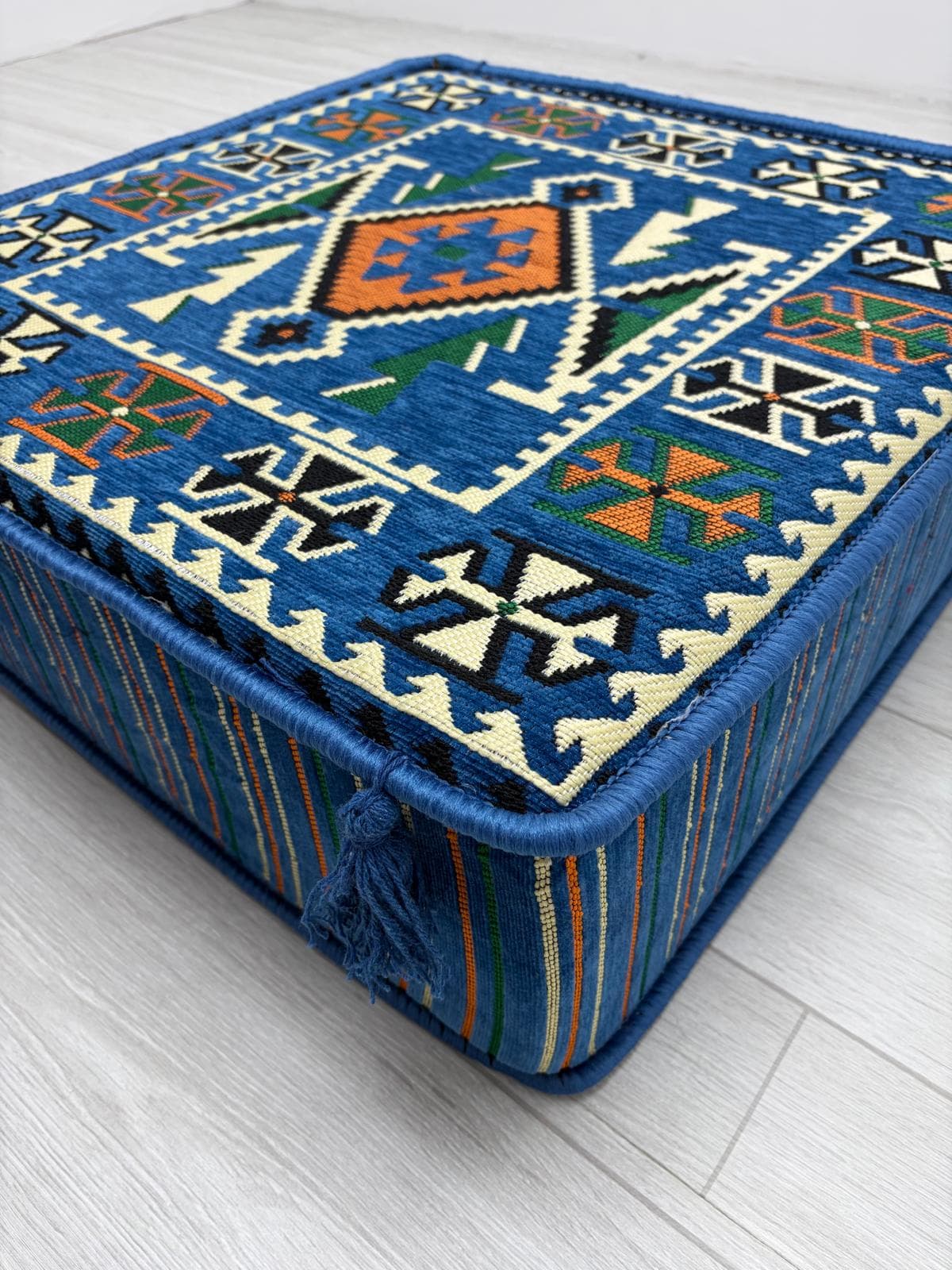 بوف تقليدي باللون أزرق 60x60x20cm 1