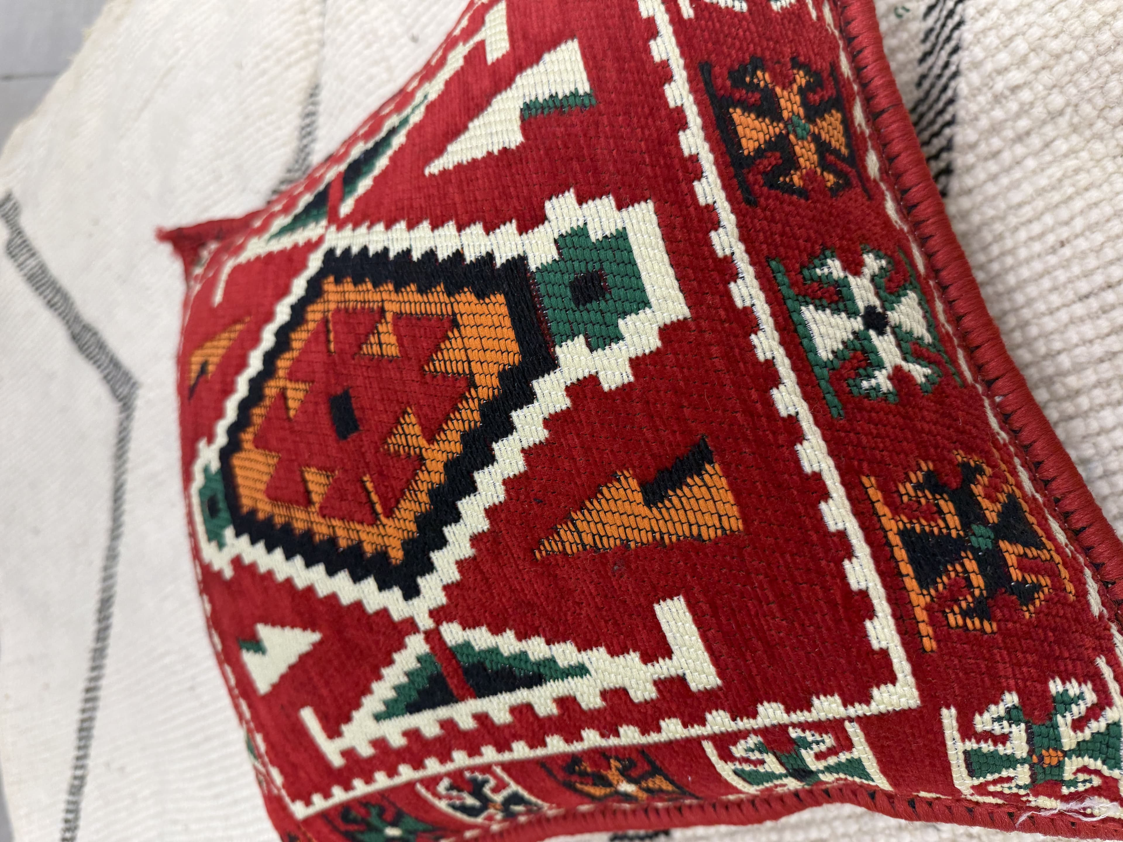 وسادة تقليدية باللون الأحمر-40*40cm 2