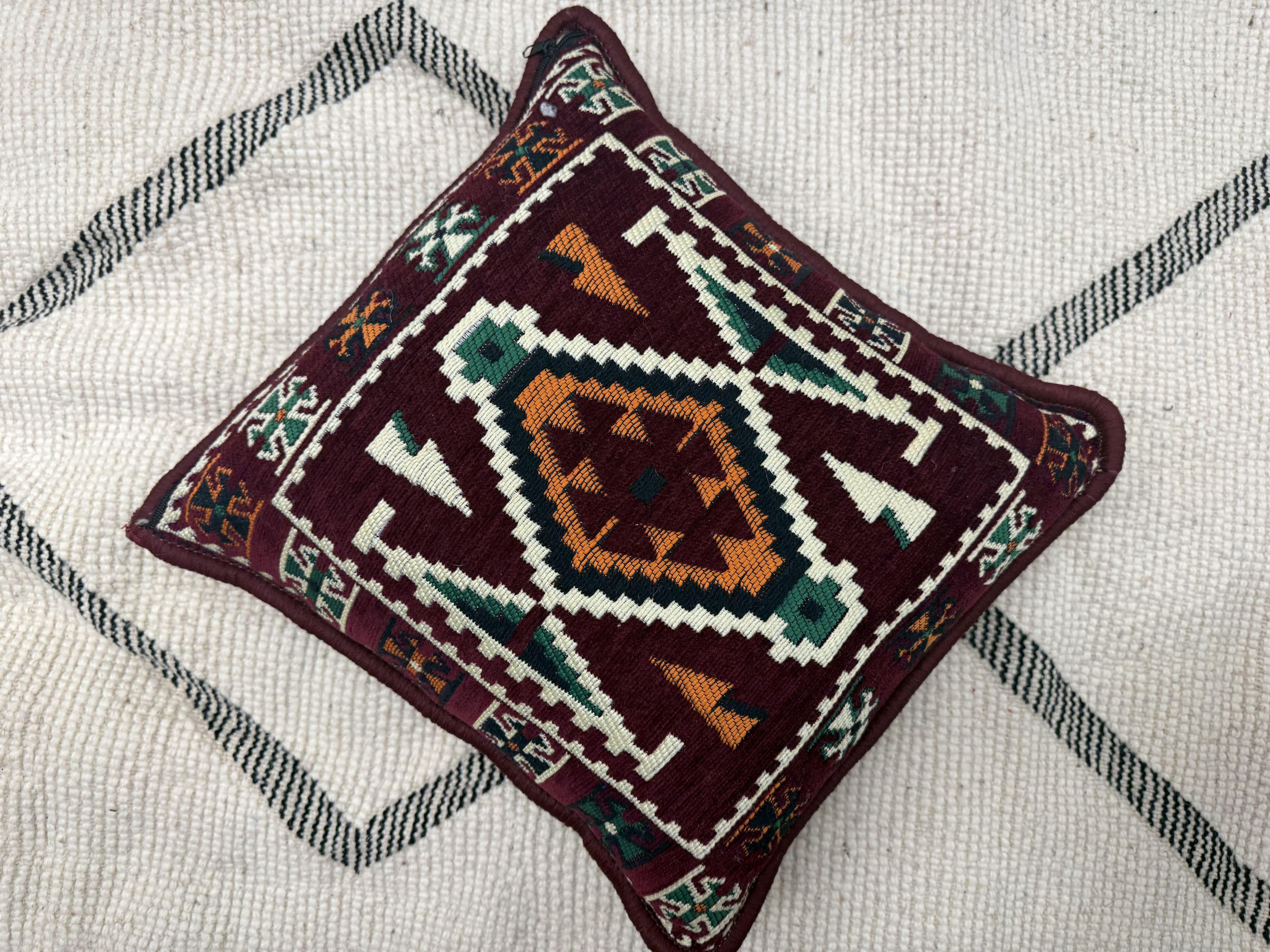 وسادة تقليدية باللون أحمر داكن -40*40cm 1