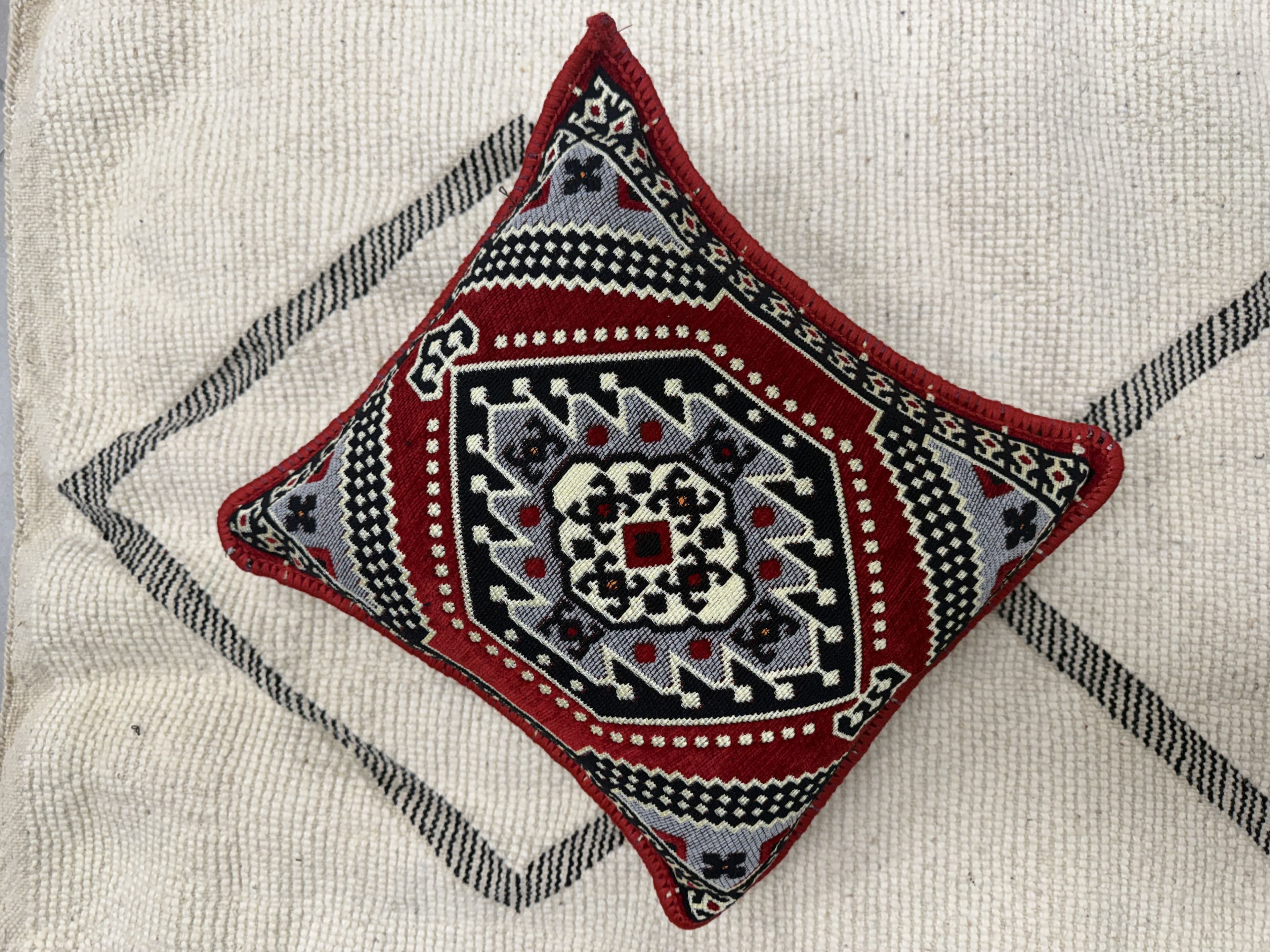 وسادة تقليدية باللون الأحمر-40*40cm 1